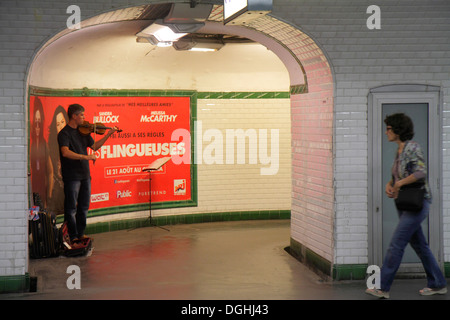 Parigi Francia,Europa,Francese,7° arrondissement,Sèvres - Babylone Metro Station linea 10 12,metropolitana,treno,trasporti pubblici,piattaforma,musicista,violinis Foto Stock