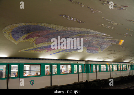 Parigi Francia,5° arrondissement,Cluny la Sorbonne Station linea 10,metropolitana,treno,piattaforma,soffitto a volta,firme,mosaico fregio arte,treno,France13082 Foto Stock