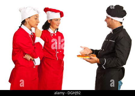 Lo Chef insegnante uomo a parlare con gli studenti le donne e che mostra la pizza isolati su sfondo bianco Foto Stock