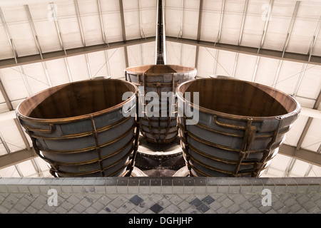 Gli ugelli del motore della navetta spaziale Endeavour, sul display al California Science Center di Los Angeles. Foto Stock