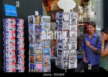 Parigi Francia,Europa,Francese,5° arrondissement,quartiere Latino,Rive Gauche,Rive Gauche,Rive Gauche,Rue du Sommerard,Postcard stand,prodotti espositore s Foto Stock