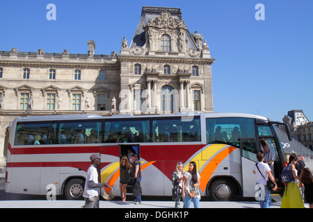 Parigi Francia,1° arrondissement,Place du Carrousel,Musée du Louvre,il Museo del Louvre,Palazzo,bus,pullman,charter,France130820115 Foto Stock