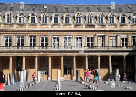 Parigi Francia,Europa,Francese,París circondario,Palacio Real de,Palazzo reale,Daniel Buren art artwork Les Deux Plateaux,Les Colonnes de Buren,cour Foto Stock