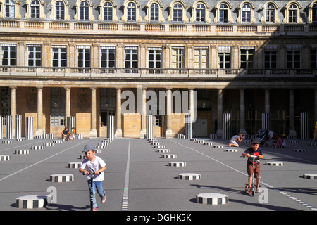 Parigi Francia,Europa,Francese,París circondario,Palacio Real de,Palazzo reale,Daniel Buren art artwork Les Deux Plateaux,Les Colonnes de Buren,cour Foto Stock