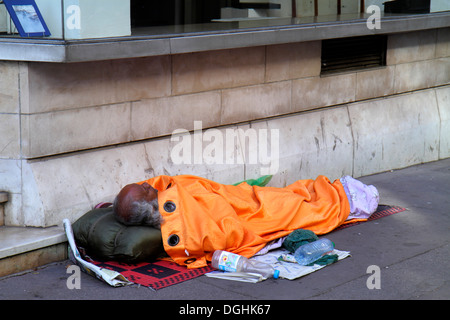 Parigi Francia,1° arrondissement,Palacio Real de París,Palazzo reale,Rue de Montpensier,Vagrant,senza tetto,uomo asiatico maschio,dormire,marciapiede,France1308 Foto Stock