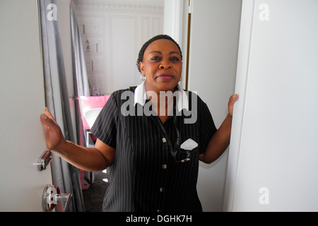 Parigi Francia,9th circondario,Rue la Bruyere,Hotel Joyce,hotel,Black adult,adults,woman female women,African,immigrant,housekeepekeeping clea Foto Stock