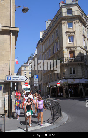 Parigi Francia,9 ° arrondissement,Rue Blanche,teen teen teenager teenager ragazzo ragazzi maschio ragazza,ragazze femmina bambini amici bambini, studenti croce Foto Stock