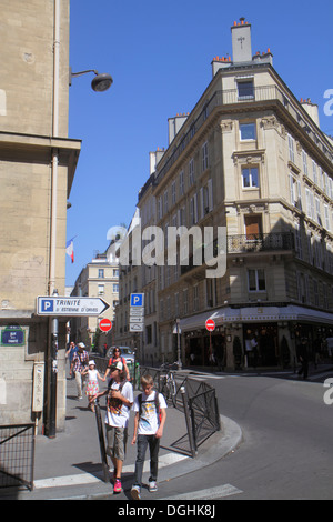 Parigi Francia,Europa,Francese,9th circondario,Rue Blanche,teen teens teenage teenager teenagers giovani adolescenti adolescenti,ragazzi ragazzi ragazzi pazzi ragazza maschio,ragazze fem Foto Stock