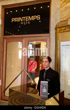 Parigi Francia,9 ° arrondissement,Boulevard Haussmann,Au Printemps,grandi magazzini,shopping shopper negozi mercato mercati mercato mercato buyi Foto Stock