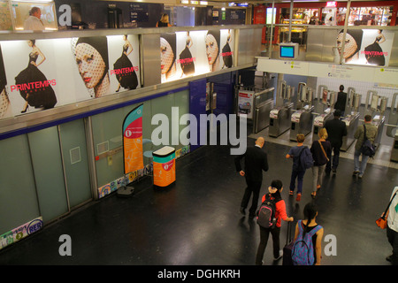 Parigi Francia,9° arrondissement,stazione metropolitana Havre Caumartin,RER,metropolitana,treno,ingresso,porte,tornelli,cavalieri,passeggeri passeggeri motociclisti,conto Foto Stock