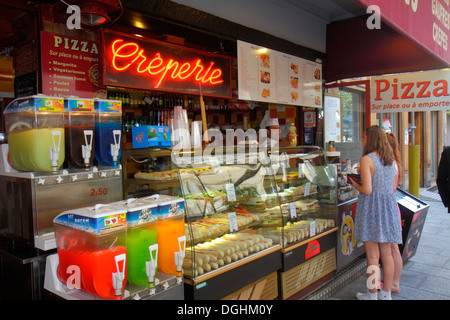 Parigi Francia,2nd circondario,Rue Rambuteau,alimentari,venditori ambulanti stalla bancarelle mercato stand,stand,creperie,crepes,drink,banco,cus Foto Stock