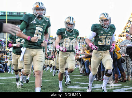 Baylor porta ricevente larga Lynx Hawthorne (84) e Baylor Bears defensive back Collin Brence (38) prende il campo durante un collegio NCAA partita di calcio tra la Iowa State cicloni e il Baylor orsi, Sabato a Floyd Casey Stadium, Ottobre 19th, 2013 a Waco, Texas..Baylor vince 71-7.. Foto Stock