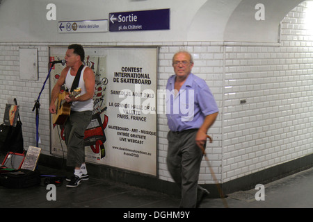 Parigi Francia,Europa,Francese,1° arrondissement,Chatelet Metro Station linea 11,adult adults man men maschio,musicista,chitarrista cantante,suonare,performing,ti Foto Stock