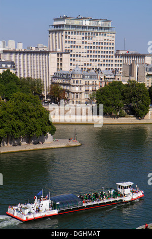 Parigi Francia,5° arrondissement,Arab World Institute,AWI,Institut du Monde Arabe,terrazza panoramica,vista,fiume Senna,Bateau Mouche,barca da crociera,skyli della città Foto Stock