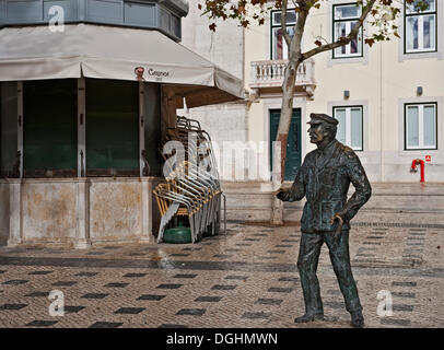 Il monumento in bronzo di un biglietto di venditori, cauteleiro e chiosco storico sul largo Trindade Coelho square, Bairro Alto, Chiado Foto Stock