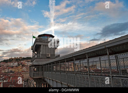 Stazione superiore dell'Elevador de Santa Justa ascensore costruito da Mesnier du Ponsard, posteriore sinistra la collina del castello con il Castelo de Sao Foto Stock