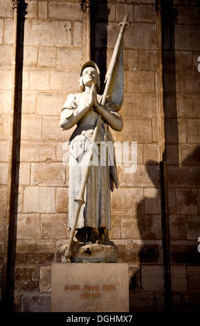 Statua di santa Giovanna d'arco, Jeanne d'Arc, nella cattedrale di Notre Dame di Parigi, Ile de France, Francia, Europa Foto Stock