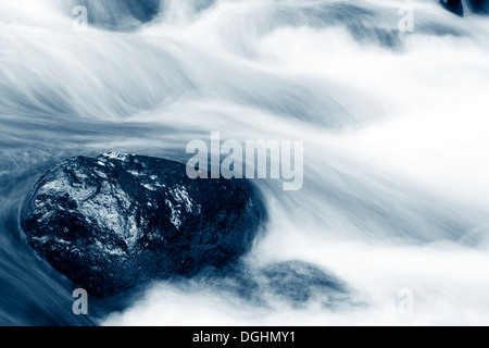 Flusso che scorre sulle rocce Foto Stock