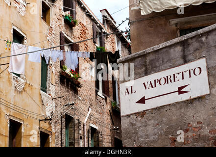 Segno di una stazione dei traghetti, vaporetto, Calle dei Morti, S. Polo distretto, Venezia, Veneto, Italia, Europa Foto Stock