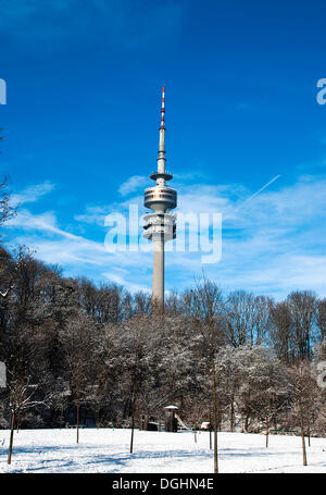 Torre Olympiaturm nella zona Olympiapark a Monaco di Baviera Foto Stock