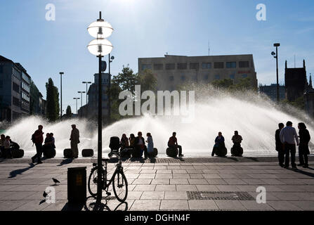 Fontana a piazza Karlsplatz, chiamato 'Stachus' da Monaco di Baviera nativi, Monaco di Baviera Foto Stock