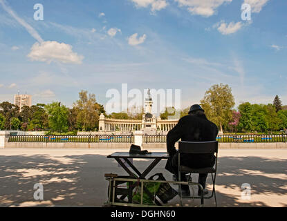Calzolaio all'aperto, il Parque del Retiro, nella parte anteriore del Estanque, memoriale al re Alfonso XII. nel retro, Madrid, Spagna, Europa Foto Stock
