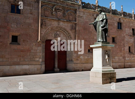 La statua di Fray Luis de León, Patio de Escuelas Menores, Università di Salamanca, Vecchia Castiglia, Castiglia-Leon, Spagna, Europa Foto Stock