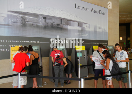 Parigi Francia,1° arrondissement,Museo d'Arte del Louvre,Museo del Louvre,self service,distributore automatico biglietti,uomo uomo maschio,adulto,adulti,donna donna donna donna WO Foto Stock