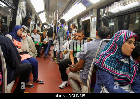 Parigi Francia,1° arrondissement,Palais Royal - Musée du Louvre Metropolitana linea 1 7,metropolitana,treno,cabina passeggeri,auto,passeggeri,passeggeri sbarazzati Foto Stock