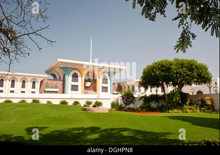 Edificio principale del Palazzo Al Alam, come visto dal lato attraverso il giardino, in Muscat Oman, Medio Oriente Foto Stock