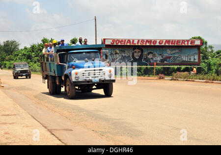 Carrello con i lavoratori nella parte anteriore della propaganda socialista, Socialismo o muerte, il Socialismo o Morte, Moa, Cuba, Caraibi Foto Stock