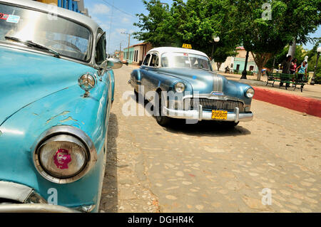 Una Chevrolet e una Pontiac, due automobili classiche nel quartiere storico di Trinidad, Cuba, Caraibi