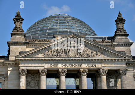 Edificio del Reichstag con la scritta 'em deutschen Volke', Tedesco per 'il popolo tedesco', distretto governativo di Berlino Foto Stock