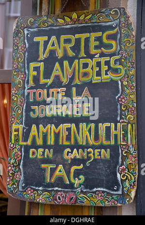 Segno "tartes flambées, Flammkuchen", specialità piatto dall'Alsazia, in un ristorante del conciatori' trimestre di Strasburgo Foto Stock