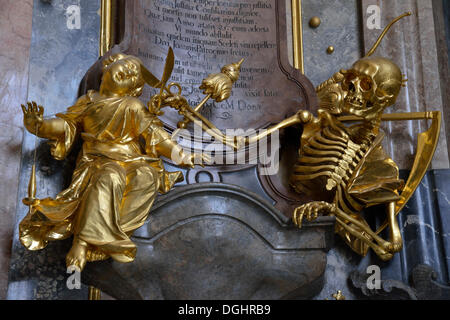 Grim Reaper, un scheletro d'oro nel foyer della Asamkirche chiesa, Monaco di Baviera Foto Stock