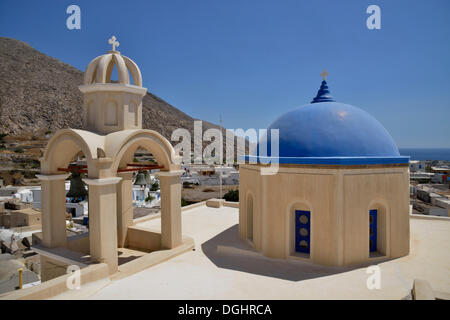 Chiesa in tipica architettura delle Cicladi, Emborío, SANTORINI, CICLADI, isole greche, Grecia, Europa Foto Stock