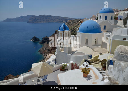 Vista dal cerchio sui tetti o Oía nella Caldera, Oía, SANTORINI, CICLADI, isole greche, Grecia, Europa Foto Stock