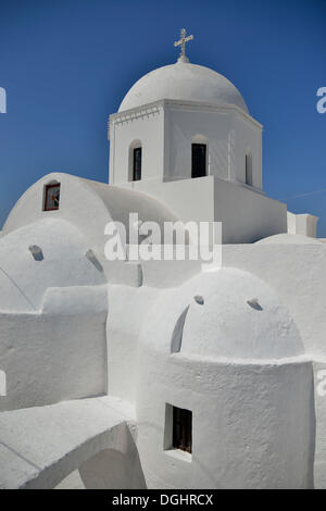 Cupola della Ágii Anárgiri chiesa, Megalochóri, SANTORINI, CICLADI, isole greche, Grecia, Europa Foto Stock