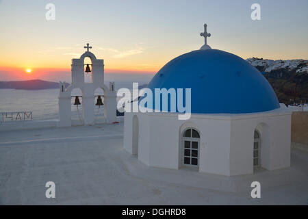 Ágios Gerásimos chiesa al crepuscolo, Firostefani, SANTORINI, CICLADI, isole greche, Grecia, Europa Foto Stock