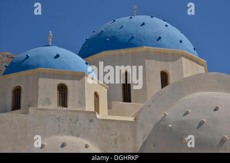 Le cupole blu del Tímios Stavrós Chiesa, Períssa, SANTORINI, CICLADI, isole greche, Grecia, Europa Foto Stock