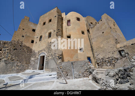 Edifici medievali nella città vecchia di Emborió, SANTORINI, CICLADI, isole greche, Grecia, Europa Foto Stock