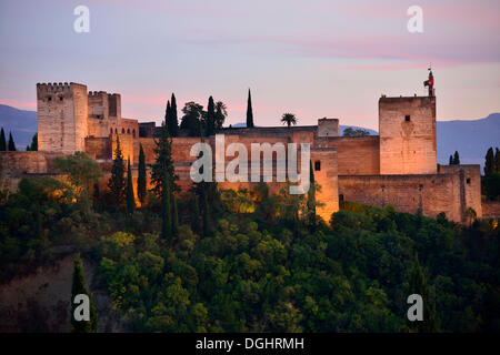 Alhambra castello sulla collina Sabikah, uno dei più importanti edifici in stile moresco, Sito Patrimonio Mondiale dell'Unesco, Granada Foto Stock