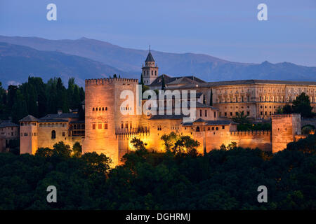 Alhambra castello sulla collina Sabikah, uno dei più importanti edifici in stile moresco, Sito Patrimonio Mondiale dell'Unesco, Granada Foto Stock