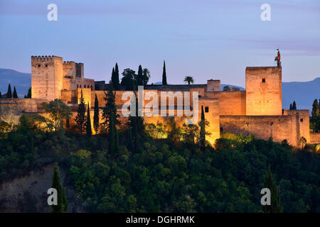 Alhambra castello sulla collina Sabikah, uno dei più importanti edifici in stile moresco, Sito Patrimonio Mondiale dell'Unesco, Granada Foto Stock