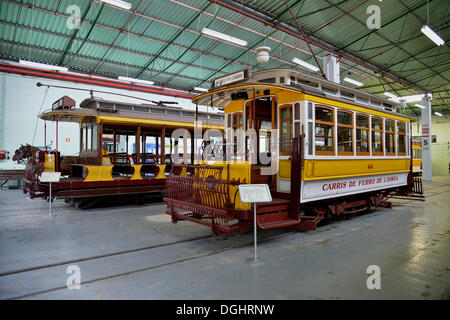 I vecchi tram Nel Museu da Carris Museo dei tram, Lisbona, Portogallo Foto Stock