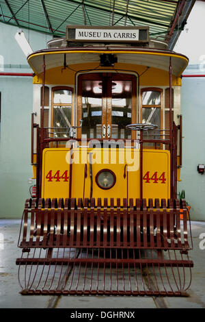 Vecchio tram Nel Museu da Carris Museo dei tram, Lisbona, Portogallo Foto Stock