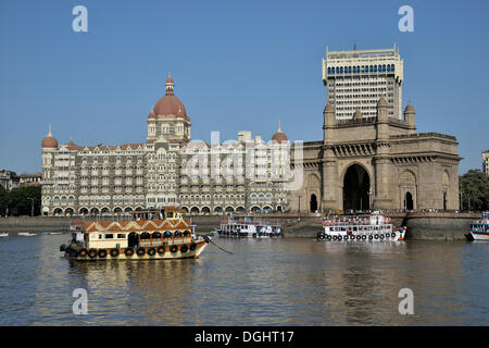 Hotel Taj Mahal e il Gateway of India, Mumbai landmarks, Mumbai, Maharashtra, India Foto Stock