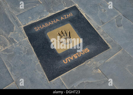 Handprint di Bollywood attrice Shabana Azmi presso la passeggiata delle stelle, Land's End, Mumbai, Maharashtra, India Foto Stock