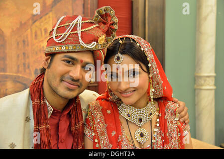 Gli attori di Bollywood Abhishek Sethiya e Zoya Khan durante la ripresa la serie 'My figlia' in SJ film studios, Mumbai Foto Stock