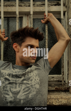 Uomo di barre di presa dietro di lui Foto Stock